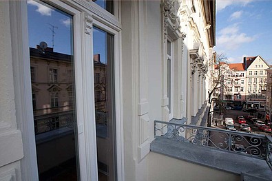 Blick vom Balkon auf die prunkvolle Hausfassade und auf die Kienitzer Strasse.