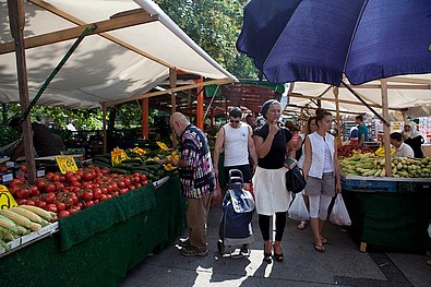 Frisches Obst und Gemüse auf einem Wochenmarkt in Berlin.